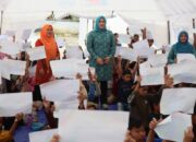 Tinjau Sekolah Darurat, Kak Na: Jaga Semangat Belajar Anak-anak Kita