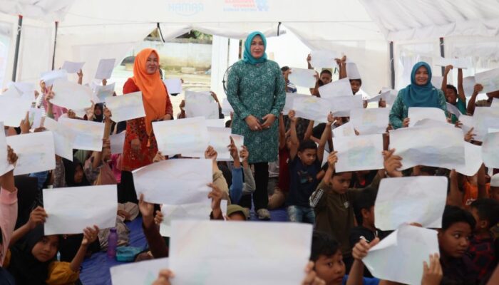 Tinjau Sekolah Darurat, Kak Na: Jaga Semangat Belajar Anak-anak Kita