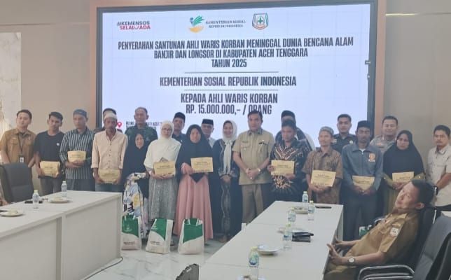 Bupati Salim Fakhry Serahkan Santunan 12 Ahli Waris Korban Meninggal Dunia Bencana Banjir