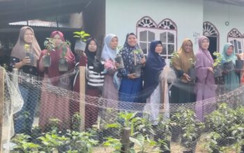 Tekan Kebutuhan Dapur, Sumiati Bagikan Bibit Sayuran Gratis Kepada Emak-emak di Beringin