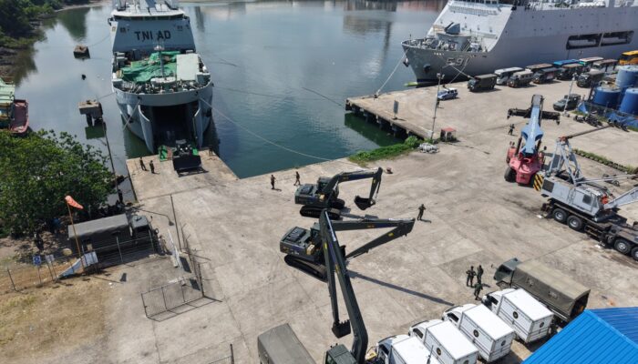 Kapal Adri Bawa Alat Berat Bantuan Kasad Tiba di Aceh