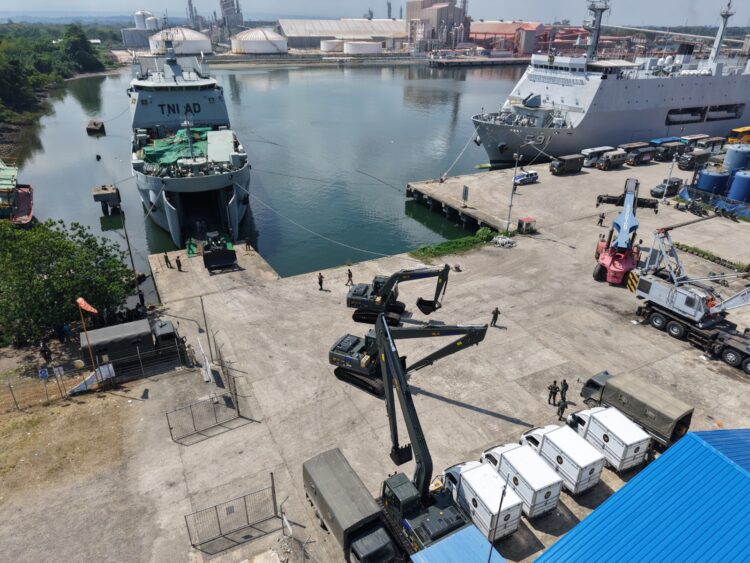 Kapal Adri Bawa Alat Berat Bantuan Kasad Tiba di Aceh