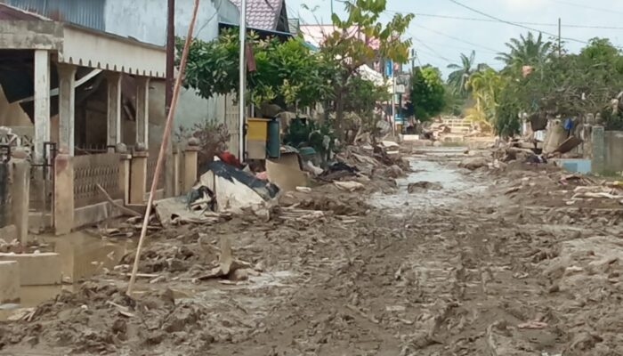 Air PDAM Belum Menetes, Komplek Perumahan BTN Satelit Graha Masih Berkubang Lumpur dan Sampah