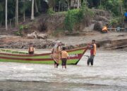 Bertaruh Nyawa Setiap Hari: Ibu dan Anak Jalan Kaki dan Naik Perahu Nyeberang Sungai Demi Sekolah