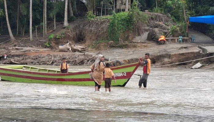 Bertaruh Nyawa Setiap Hari: Ibu dan Anak Jalan Kaki dan Naik Perahu Nyeberang Sungai Demi Sekolah