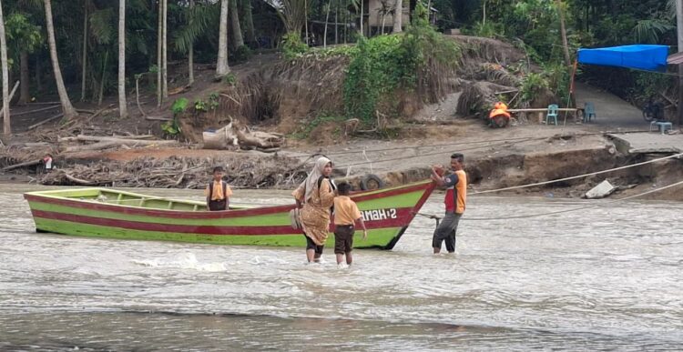 Bertaruh Nyawa Setiap Hari: Ibu dan Anak Jalan Kaki dan Naik Perahu Nyeberang Sungai Demi Sekolah