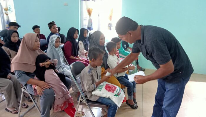 Keluarga Besar H. Ashari Tambunan Berikan Sedekah Kepada Anak Yatim dan Dhuafa di Pantai Labu