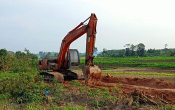 Galian C Diduga Ilegal Dibiarkan, Jalan Kebun PTPN IV Tanah Raja Hancur, Aparat Baru Akan Mengecek