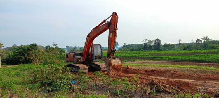 Galian C Diduga Ilegal Dibiarkan, Jalan Kebun PTPN IV Tanah Raja Hancur, Aparat Baru Akan Mengecek