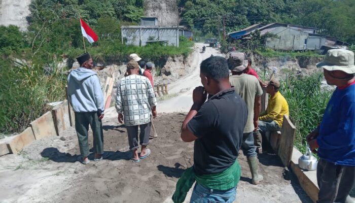Jembatan Sukaramai Atas Nyaris Putus Pasca Bencana, Warga Empat Kampung Gotong Royong Timbun Jalan
