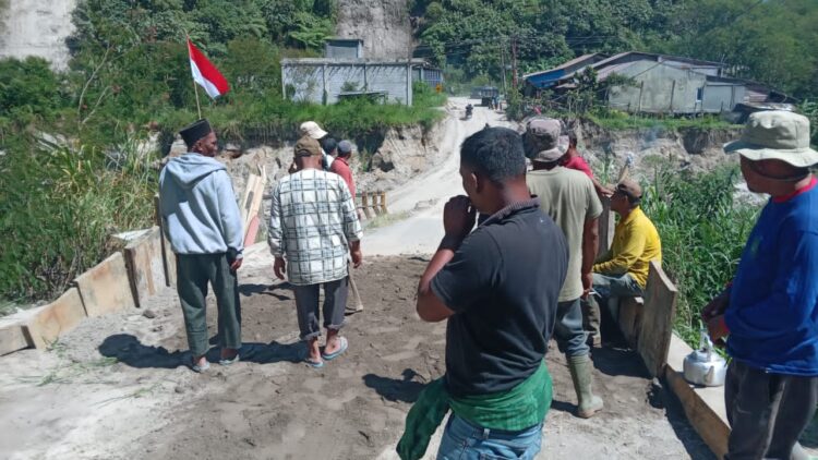 Jembatan Sukaramai Atas Nyaris Putus Pasca Bencana, Warga Empat Kampung Gotong Royong Timbun Jalan