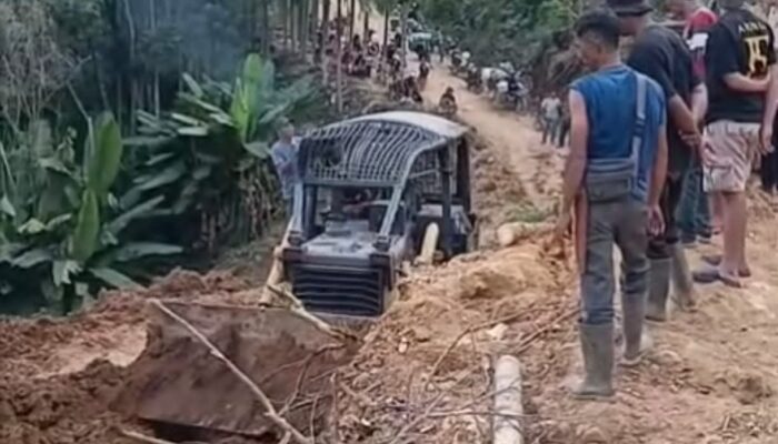 Alat Berat Diterjunkan, Longsor di Jalan Leter S Bergang–Karang Ampar Mulai Dibersihkan