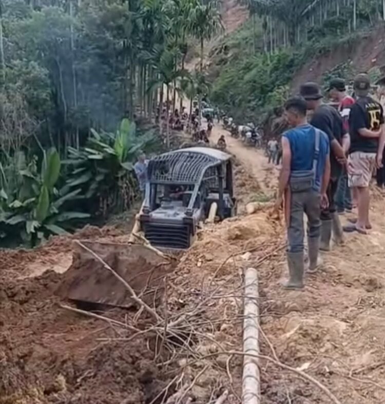 Alat Berat Diterjunkan, Longsor di Jalan Leter S Bergang–Karang Ampar Mulai Dibersihkan