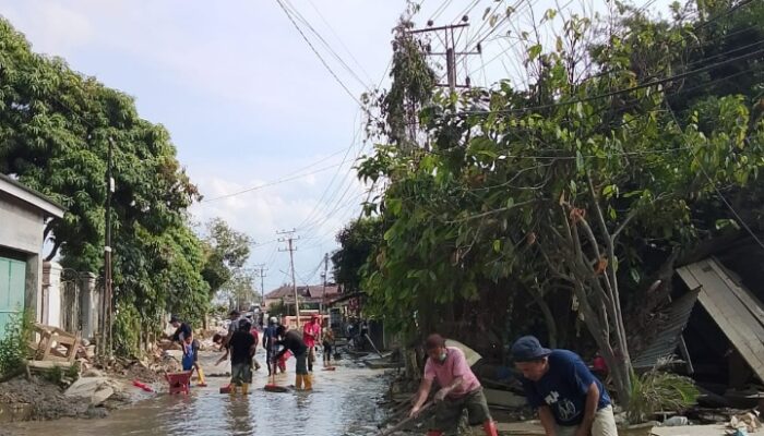 Warga Sriwijaya Gotong Royong Pulihkan Lingkungan Pascabencana Banjir