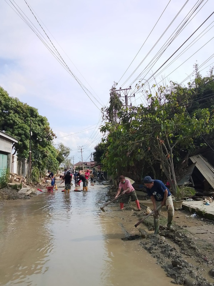 Warga Sriwijaya Gotong Royong Pulihkan Lingkungan Pascabencana Banjir