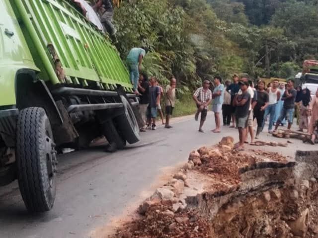 Gubsu Diminta Turun Tangan, Jalan Sopotinjak-Bulusoma Ada Tiga Titik Rawan Amblas