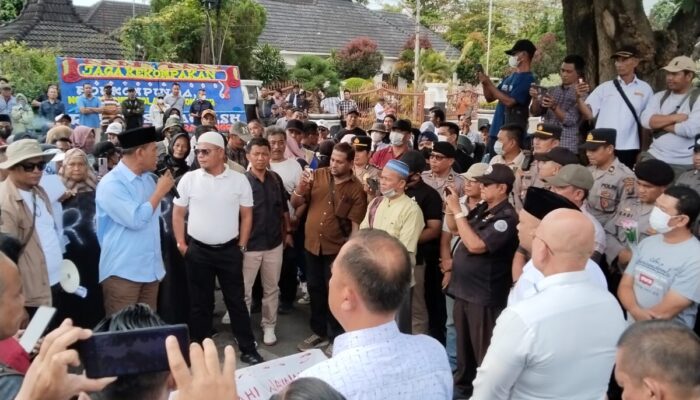 Ratusan Massa Datangi DPRD Tebingtinggi, Tuntut Interpelasi