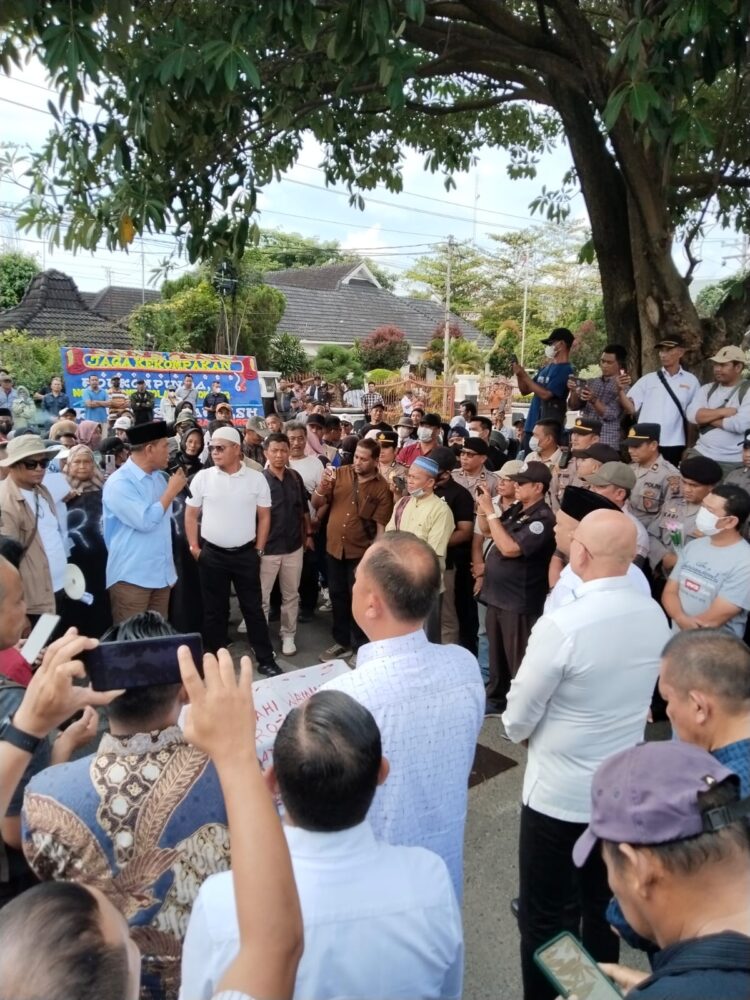 Ratusan Massa Datangi DPRD Tebingtinggi, Tuntut Interpelasi