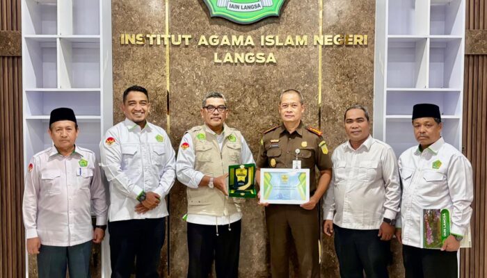 Kajari Langsa Adi Tyogunawan Terima IAIN Langsa Award Mitra Strategis Pendidikan