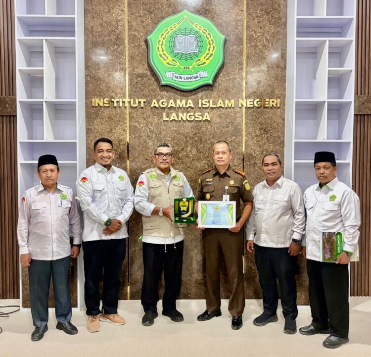 Kajari Langsa Adi Tyogunawan Terima IAIN Langsa Award Mitra Strategis Pendidikan