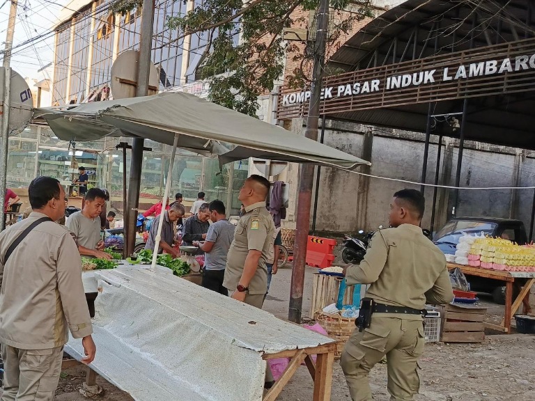 Satpol PP Dan WH Aceh Besar Tertibkan PKL Pasar Induk Lambaro