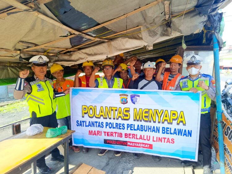 Satlantas Polres Pelabuhan Belawan Beri Imbauan Kamseltibcar Lantas Kepada Buruh Bongkar Muat