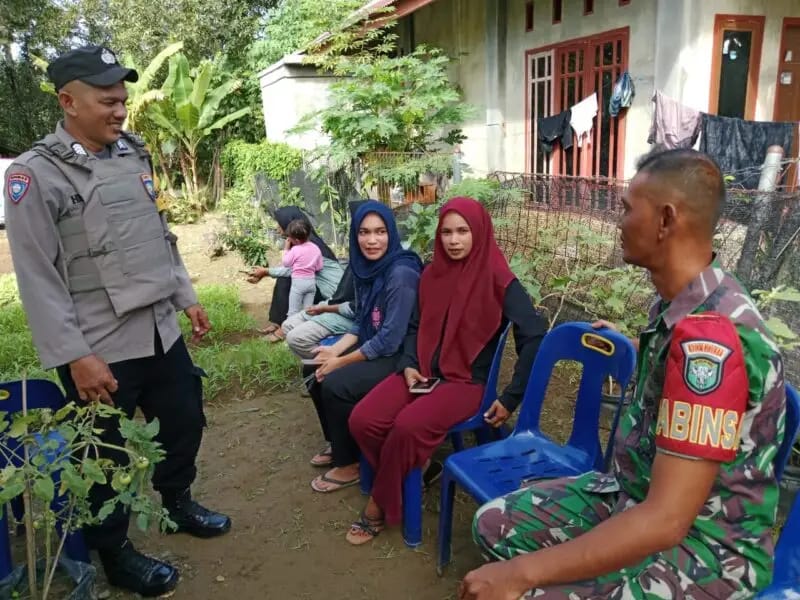Manfaatkan Lahan Sempit, Babinsa Koramil 12/Montasik Ajak Warga Bakcirih Budidaya Tanaman Bumbu