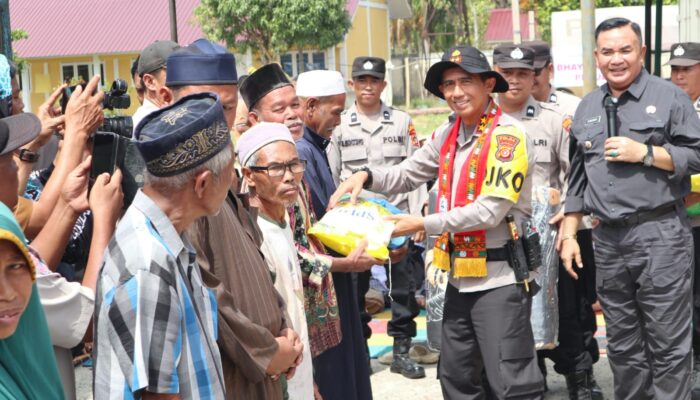 Kapolda Aceh Didampingi Bupati Agara Serahkan Bantuan 300 Kasur Korban Bencana di Ketambe