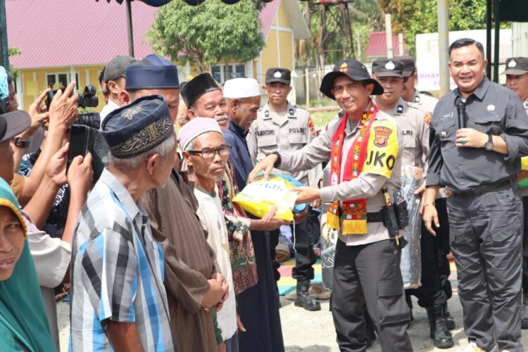 Kapolda Aceh Didampingi Bupati Agara Serahkan Bantuan 300 Kasur Korban Bencana di Ketambe