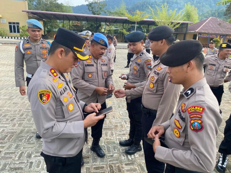 Antisipasi Judi Online, Kapolres Tapteng Sidak Mendadak Ponsel Anggota