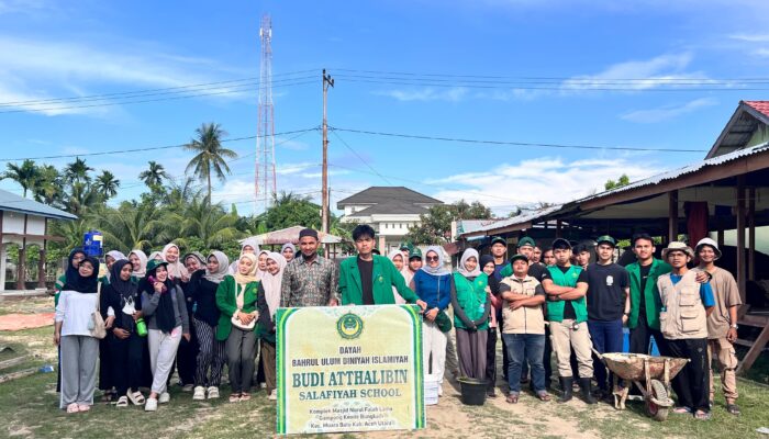 Mahasiswa KKN-PPM Universitas Malikussaleh Bersih-bersih Dayah Pascabanjir