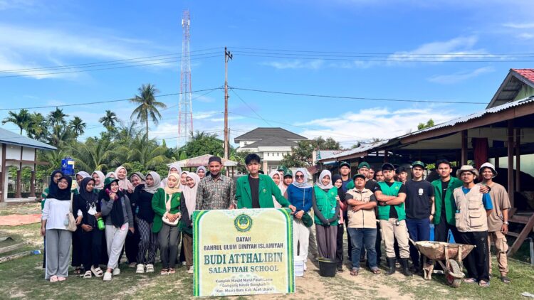 Mahasiswa KKN-PPM Universitas Malikussaleh Bersih-bersih Dayah Pascabanjir