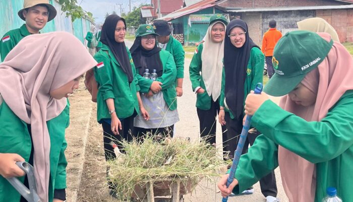 Tingkatkan Kenyamanan dan Keselamatan Warga, 35 Mahasiswa KKN PPM Unimal Bersihkan Jalan Utama Bangka Jaya