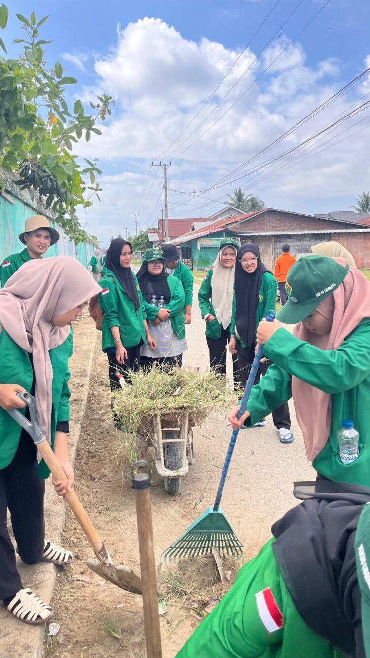 Tingkatkan Kenyamanan dan Keselamatan Warga, 35 Mahasiswa KKN PPM Unimal Bersihkan Jalan Utama Bangka Jaya
