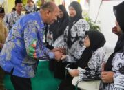 Bupati Syah Afandin Salurkan Donasi PGRI Untuk GTK Terdampak Banjir Di Tanjung Pura