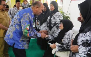 Bupati Syah Afandin Salurkan Donasi PGRI Untuk GTK Terdampak Banjir Di Tanjung Pura