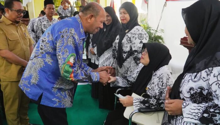 Bupati Syah Afandin Salurkan Donasi PGRI Untuk GTK Terdampak Banjir Di Tanjung Pura