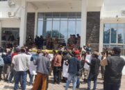 Mobil Dinas Bupati Samosir Rp3,1 Miliar, Kantor Bupati dan DPRD Didemo Warga