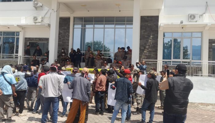 Mobil Dinas Bupati Samosir Rp3,1 Miliar, Kantor Bupati dan DPRD Didemo Warga