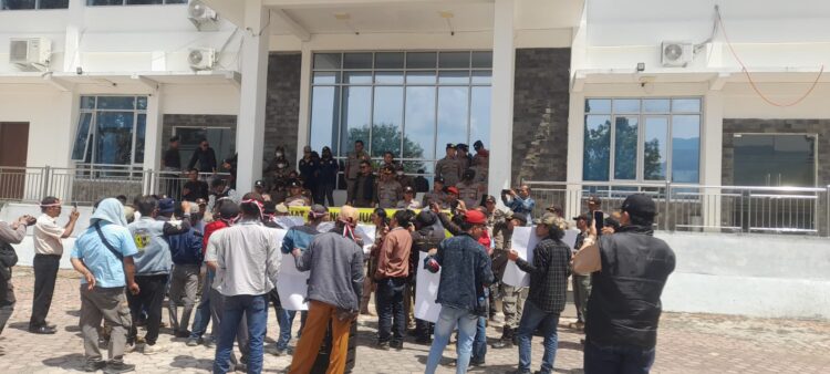 Mobil Dinas Bupati Samosir Rp3,1 Miliar, Kantor Bupati dan DPRD Didemo Warga