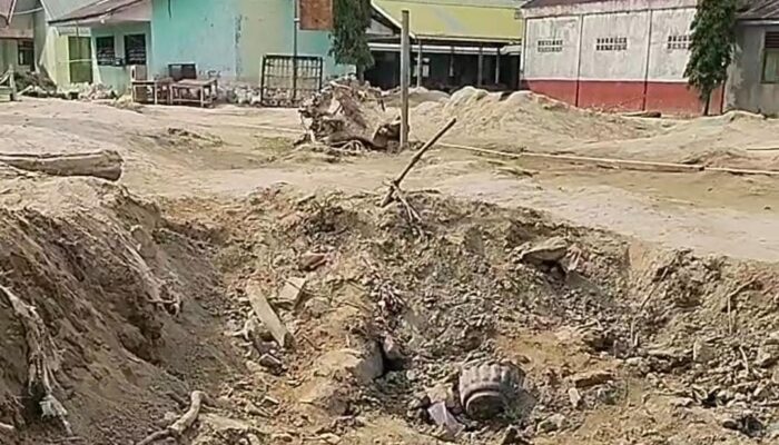 Sisa Banjir Bandang Masih Menumpuk di Barus