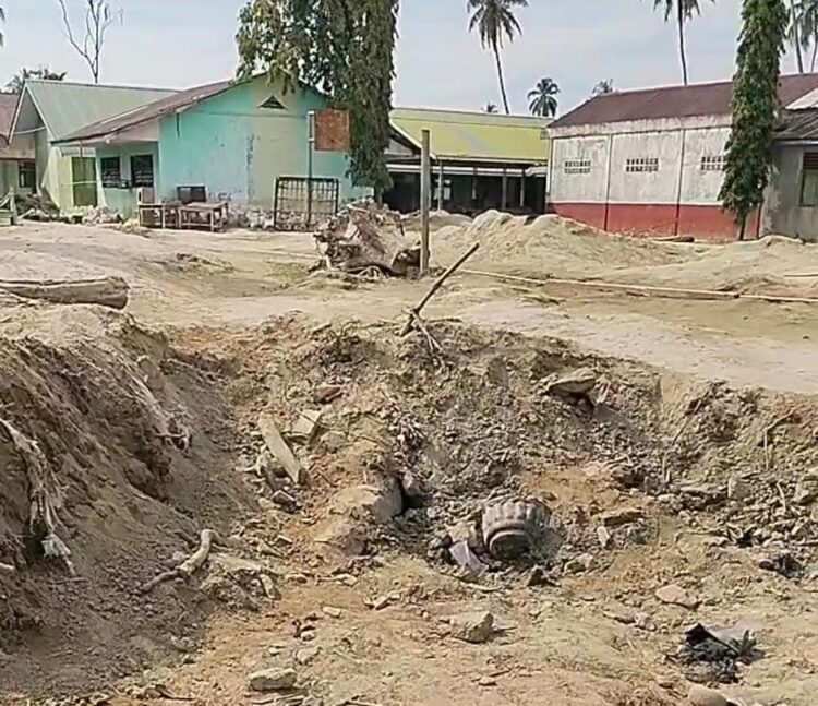 Sisa Banjir Bandang Masih Menumpuk di Barus