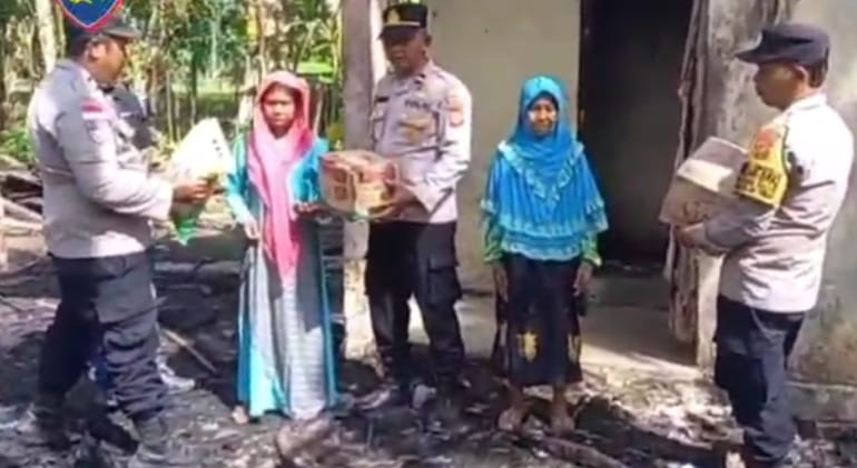 Sambangi Korban Kebakaran, Kapolsek Peureulak Timur Berikan Bantuan Sosial