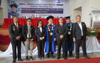 Rektor IT Del Laguboti Prof. Arnaldo Raih Gelar Guru Besar