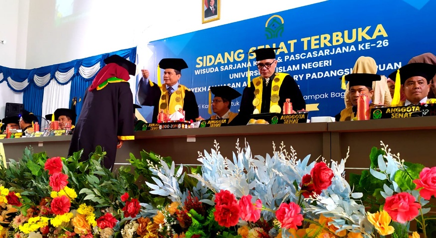 Rektor UIN Syahada Padangsidimpuan Wisuda 500 Mahasiswa S1 Dan S2