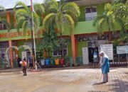 Kasmawati, Kepsek SDN 5 Langsa Terus Berjibaku Bersihkan Sisa Lumpur Pascabanjir Bandang