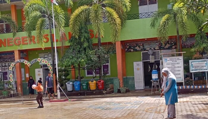 Kasmawati, Kepsek SDN 5 Langsa Terus Berjibaku Bersihkan Sisa Lumpur Pascabanjir Bandang