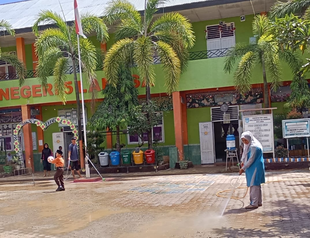 Kasmawati, Kepsek SDN 5 Langsa Terus Berjibaku Bersihkan Sisa Lumpur Pascabanjir Bandang