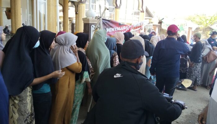 MTsN 2 Banda Aceh Salurkan 500 Paket Makan Siang Pengungsi Di Meureudu