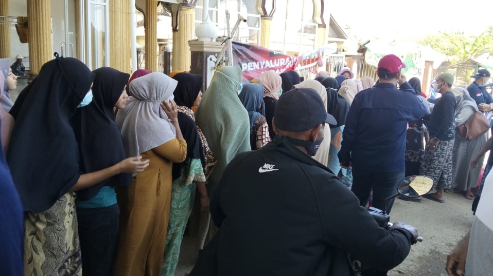 MTsN 2 Banda Aceh Salurkan 500 Paket Makan Siang Pengungsi Di Meureudu